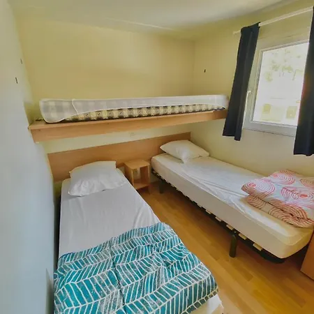 Kamp alanı Caramany, A Proximite - Perchees - Mobil-homes - Emplacements Nus Pour Camping-cars, Tentes, Caravanes Caramany