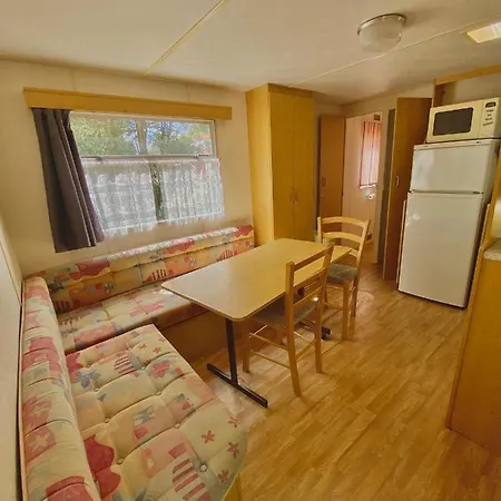 Kamp alanı Caramany, A Proximite - Perchees - Mobil-homes - Emplacements Nus Pour Camping-cars, Tentes, Caravanes *