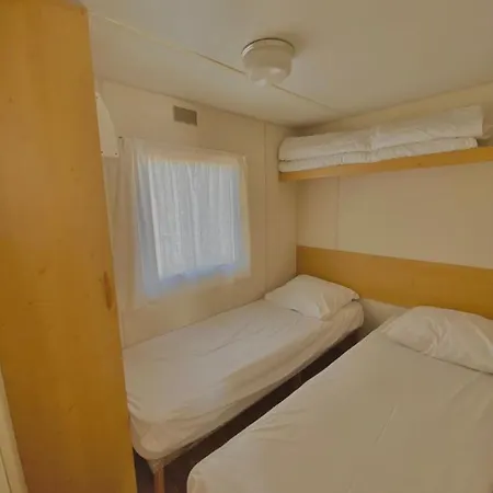 Kamp alanı Caramany, A Proximite - Perchees - Mobil-homes - Emplacements Nus Pour Camping-cars, Tentes, Caravanes