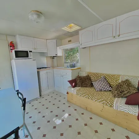 Caramany, à Proximité - Perchées - Mobil-homes - Emplacements Nus Pour Camping-cars, Tentes, Caravanes Campeggio *