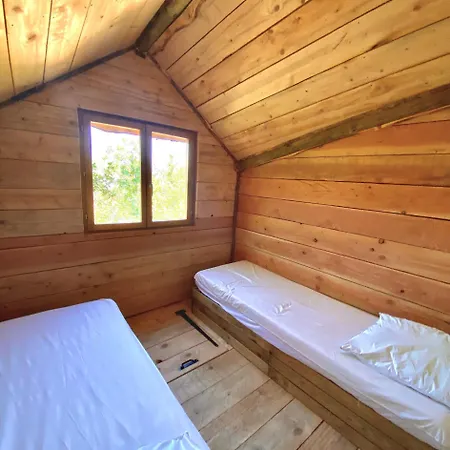 Caramany, A Proximite - Perchees - Mobil-homes - Emplacements Nus Pour Camping-cars, Tentes, Caravanes * Caramany