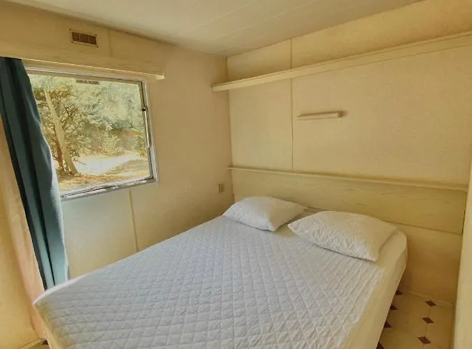 Caramany, A Proximite - Perchees - Mobil-homes - Emplacements Nus Pour Camping-cars, Tentes, Caravanes Kemp Caramany