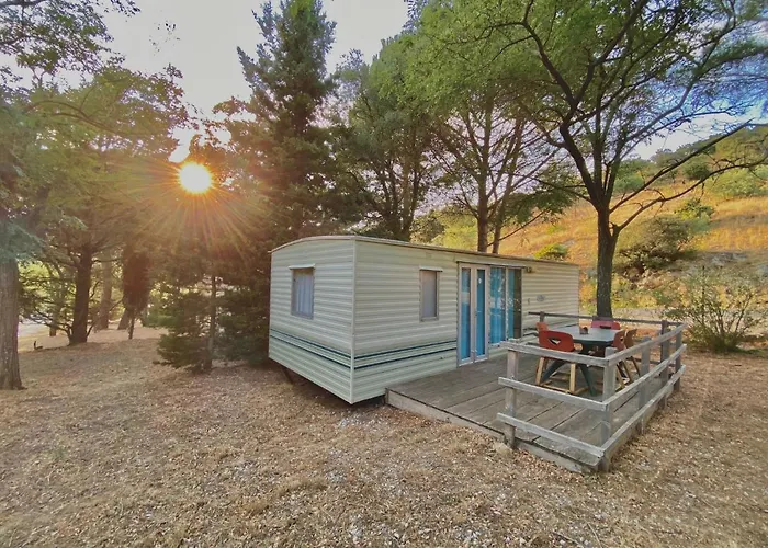 Caramany, A Proximite - Perchees - Mobil-homes - Emplacements Nus Pour Camping-cars, Tentes, Caravanes * Caramany