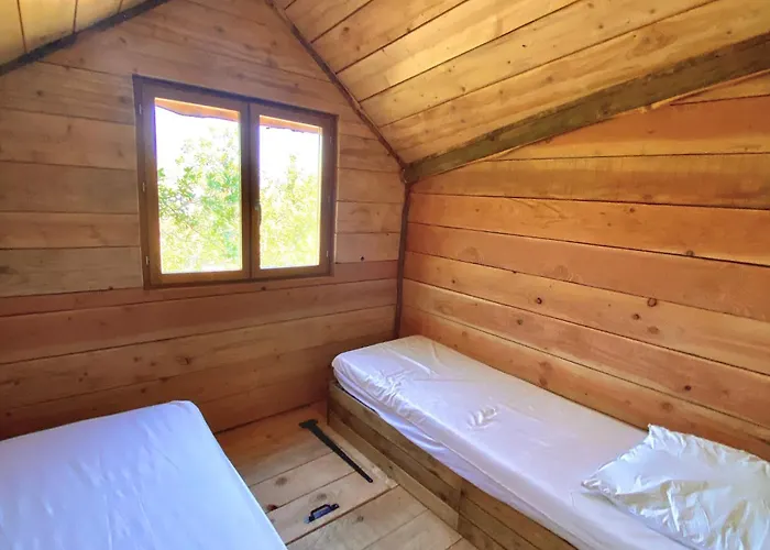 Caramany, A Proximite - Perchees - Mobil-homes - Emplacements Nus Pour Camping-cars, Tentes, Caravanes * Caramany